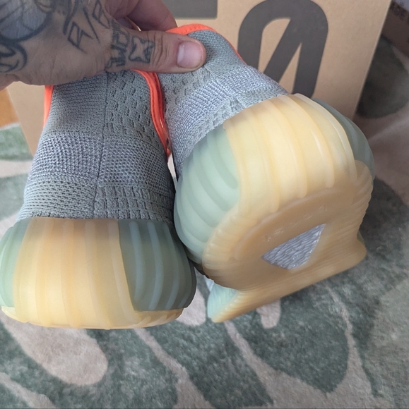 NWT YEEZY boost 350 V2 Desert Sage 🍊 FX9035 - Picture 4 of 7